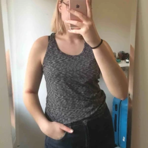  - Träningslinne. Grått melerat. Brottarrygg. 