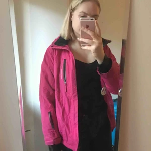  - Storlek 158/164 men passar XS och S. Väl använd men fint skick. Vinterjacka/ skidjacka. 