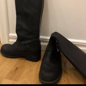  - Johnny Bulls 38,passar mig 39a,använda en vinter,400kr. Nypris 1800!