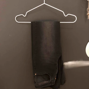  - Svarta bootcut jeans från bikbok behöver komma till användning. Säljer dem då jag har byt stil och inte använder sådan typ av byxor. Dem är som nytt, inga slitningar:)