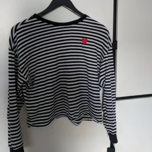  - Jätteskön randig tröja från h&m. Bra skick:))