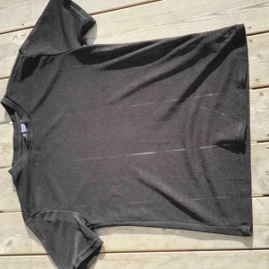  - Svart nättshirt i fint skick. Kan skickas, köparen står för frakten. Hämtas i Onsala.