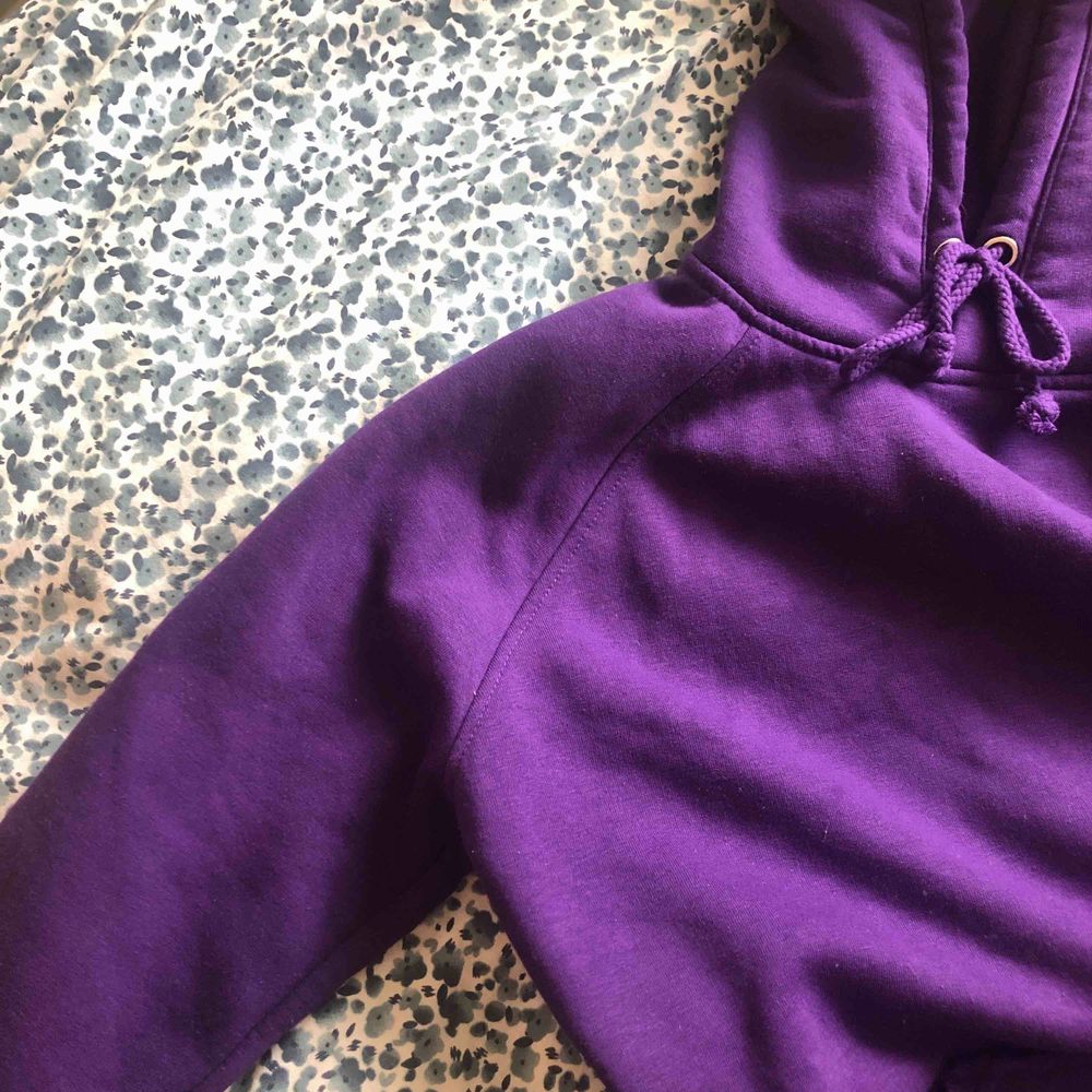 Säljer denna lila hoodie från bikbok då inte färgen är min favvo. Otroligt skön och snygg passform 💜 skriv för mer bilder och info!. Huvtröjor & Träningströjor.