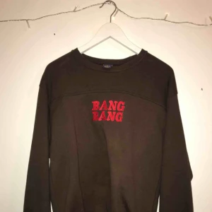  - Snygg brun sweatshirt med röd text köpt på beyond retro andvänd ett fåtal gånger. 