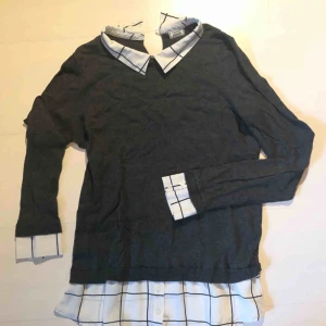  - Skjorta och stickad tröja i ett! Perfekt till hösten, näst intill oanvänd!