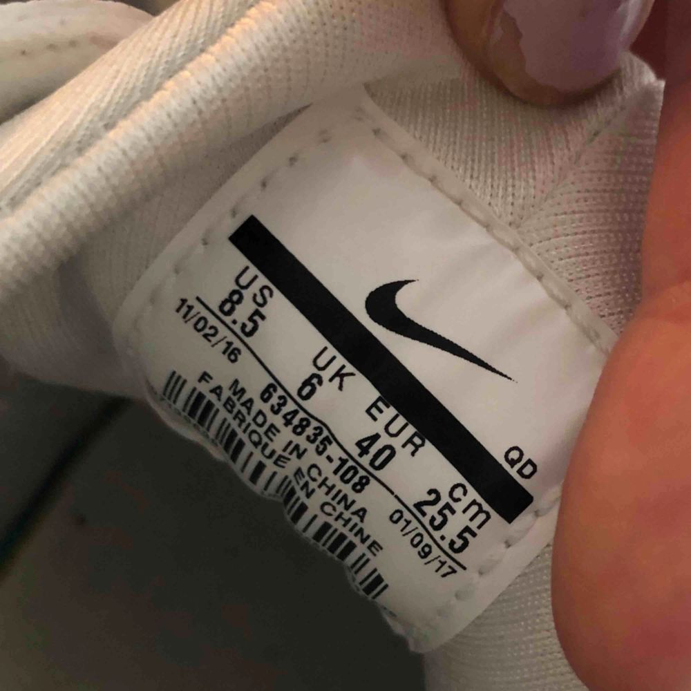 Vita Nike Huarache’s i storlek 40. Passar även stl 38/39 då de är små i storleken. Använda 1 gång. Säljer då de är för små för mig. Köpta i USA på Nike outlet ca $105. Mötas upp i sthlm eller skickar på posten, köparen betalar frakt.. Skor.