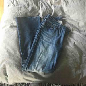 Snygga och knappt använda utsvängda jeans från Boomerang. De har midwaist. Passar dig som har storlek S. Bra passform på rumpan men jag gillar inte jeans som inte går över naveln så därför säljer jag dem. Fraktkostnad tillkommer 😊