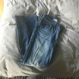  - Snygga och knappt använda utsvängda jeans från Boomerang. De har midwaist. Passar dig som har storlek S. Bra passform på rumpan men jag gillar inte jeans som inte går över naveln så därför säljer jag dem. Fraktkostnad tillkommer 😊