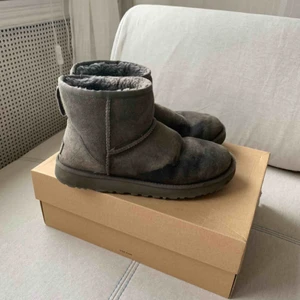  - Gråa uggs i storlek 41. Användna en del och har därför vattenskador. Sulorna är däremot intakta och skorna har inga hål eller delar som är trasiga. Kan mötas upp i Göteborg eller posta:)
