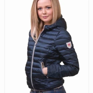 - Jackan är svart men ser mörkblå ut på bild. Mycket gin och varm vinterjacka 
