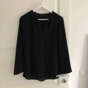  - Väldigt fin blus från Zara. Köpt här på plick men storleken passade tyvärr inte mig. Frakt betalas av köparen :) 