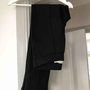  - Kostymbyxor med slits från Carin Wester. Nya och aldrig använda. Säljes pga köpt liknande från Other Stories. 