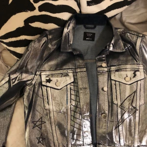  - Jacka från Gina x Iconapop. Målat med textur pennor på. Strl L men skulle säga sitter som en S-M. Dvs väldigt liten i strl