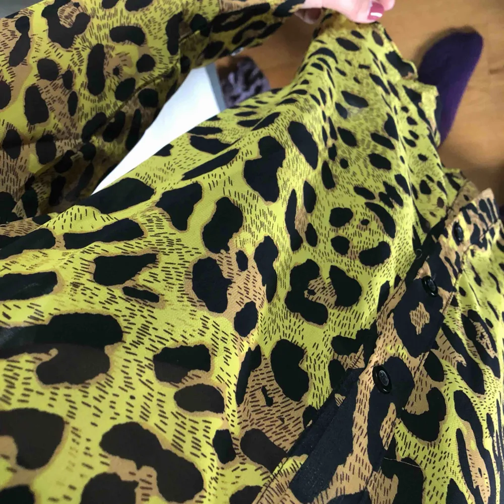 Jättefin leopardskortja i storlek 38. Endast använd 1 gång. Skickas mot fraktkostnad och betalas via swish. . Skjortor.