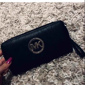  - Michael kors plånbok, i väldigt fint skick!  Köparen står för frakt på 39kr 🥰    Ej äkta