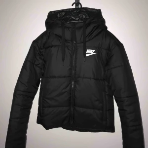  - Jätte skön dunjacka från Nike med stoor luva, går att vända (som ni ser). Använd max 5 gånger, sälja pga används ej. Frakt tillkommer