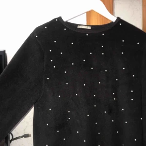  - Supermysig tröja från zara med pärlor på. Perfekt nu när det börjar bli lite kallare ute. Använd fåtal gånger och väldigt fint skick.