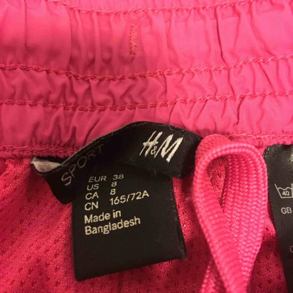 Träningsshorts från H&M. Frakt tillkommer på 36kr😊. Shorts.
