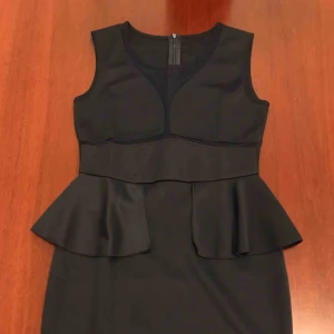  - Dress. Super mjuk tyg. Snygga detaljer. Helt underbar. Skulle säga en 36. Aldrig använd.  Köpt utomlands 