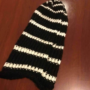  - Handgjord mössa, wool .  Detalj I metall .  Fin älvig stil. 