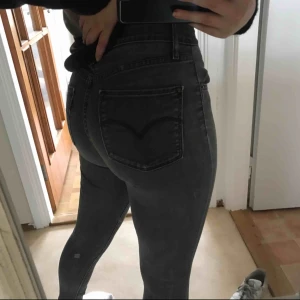  -  Gråa stretchiga jeans från Levi’s. Knappt använda och dom är i fint skick. 