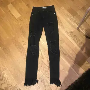 Svarta stretchjeans från Pull&bear med fransar nedtill  Finns Nacka köpare står för frakt