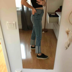  - Supersnygga(!!) jeans med detalj nertill. Storlek 36. Ganska stretchiga. Bra skick! Köpare står för frakt🥰