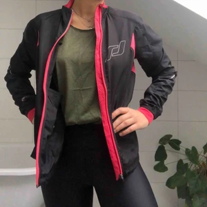  - En snygg träningsjacka från PRO touch med rosa och reflex-detaljer. Skön och luftig! Den har även fickor för tummarna så att händerna slipper frysa. 