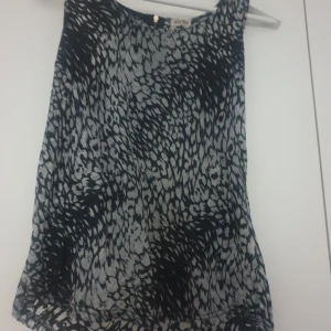  - Snyggt linne i leopardmönster. Bak till är det dragkedja med ett fjäder smycke. Storlek: S Använt endast ett par gånger som nytt! Köparen betalar frakt. Samfraktar gärna med mina andra kläder jag säljer. Här swich