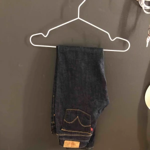  - Ett par slim fit jeans från Levis. Använd antal gånger ja, men nu säljer jag dem för att jag har växt ur de och vill att de ska komma till användning;)