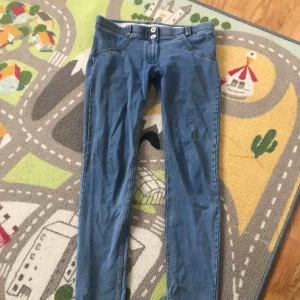  - Freddy wr byxor strl L, men sitter tight som en M