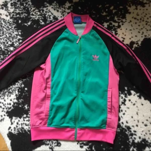  - Jättefin Adidas tröja i fräscht skick. Storlek small/medium beroende på hur man vill att den ska sitta 🙂