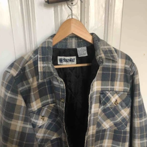  - Superhärlig fodrad flanellskjorta. Rymlig så funkar även för de som brukar ha large. Varm och skön. Perfekt för höst 🍂 och ❄️ vinter. Vintage 