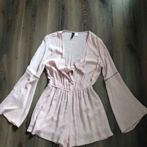  - Oanvänd jumpsuit från H&M som är perfekt på sommaren. Den är skrynklig eftersom den legat i en låda väldigt länge🙈 Köparen betalar frakten