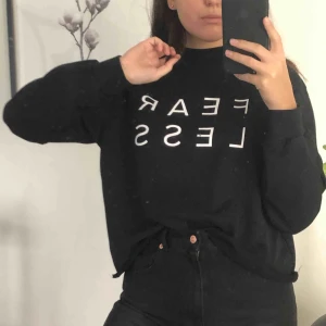  - Svart sweatshirt med texten ” fearless ” från NA-KD! Dm vid intresse 🥰