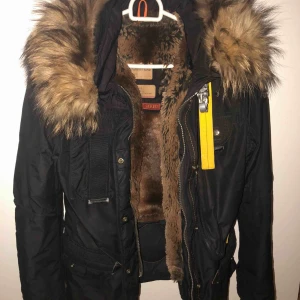  - Säljer min Para jumper jacka i storlek S. Använd 2 vintrar 