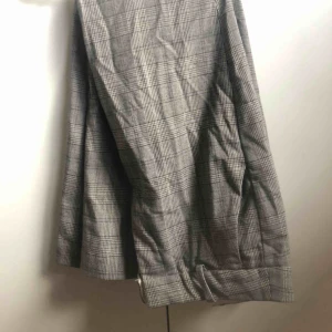  - Ett par grårutiga kostymbyxor från H&M. Supercoola byxor som kan komplettera outfits så bra! Pris: 80kr, frakt tillkommer💕