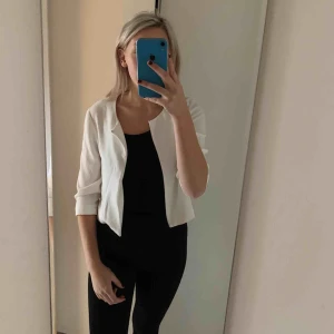  - Blus/ kavaj från Bikbok. Knappt använd. Frakt tillkommer🌻