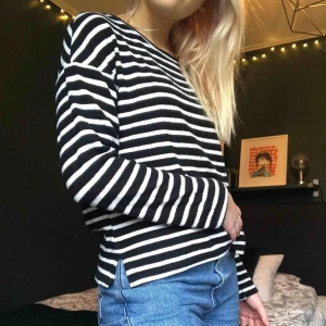  - Randig tröja i mjukt, tjockt tyg. Superskön, varm & snygg tröja som är perfekt nu till kallare väder! Sitter ganska slappt och går därför lika bra att ha instoppad som inte. Köpare står för eventuell frakt!