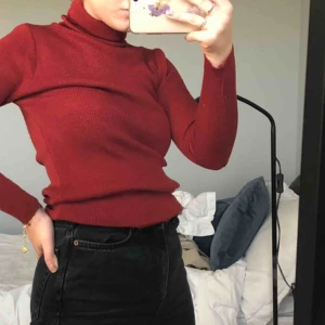  - Mörkröd polotröja i ribbat lite glansigare material i lite retrostil😍🤭 köparen står för frakten💖💯
