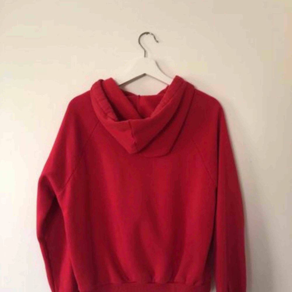 Röd hoodie från ginatricot, fint skick och bra kvalité. Färgen är inte lika röd i verkligheten men den är jättefin ändå. Hör av er vid frågor, köparen står för frakten:) frakten kostar 54kr. Huvtröjor & Träningströjor.