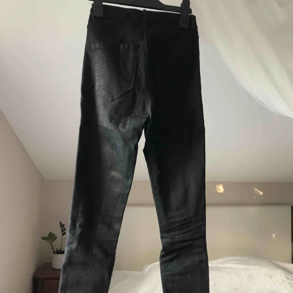 Asballa jeans från Zara i stlk 34! Sitter sjukt snyggt på kroppen och är i väldigt bra skick! Frakt 54kr💜. Jeans & Byxor.