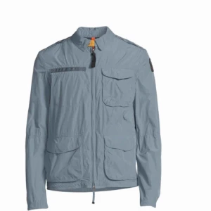  - Väldigt bra höst jacka som aldrig har blivit använd pga av att den är för stor.  Original pris är 3600kr