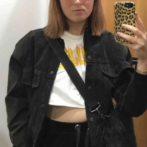  - Snygg läderjacka köpt second hand i Nya Zeeland. Jag misstänker att det är storlek S i herrmodell för på mig är det oversized, vilket jag gillar. Jackan är rätt tund så frakt på 79kr tillkommer!😊 