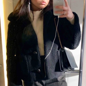  - Teddy jacka köpt i fjol. Bra kvalitet, och passar bra till vintern. Ursäkta dåliga bilder! Hittade inte den i svart på hemsidan! 