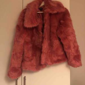 1 år gammal rosa faux fur jacka! I super bra skick, använd fåtal gånger. 