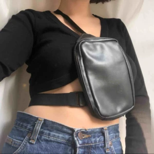  - Skitcool väska med knäppe. Bandet runt midjan går att justera så passar flera storlekar! 💕💕 