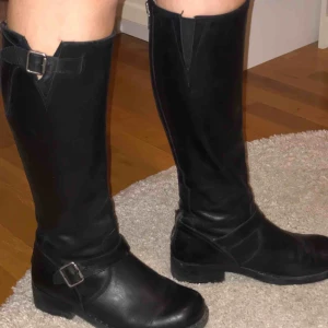  - Svarta Jonny bulls stövlar i skinn. Köpta förra vintern och använda sparsamt. 