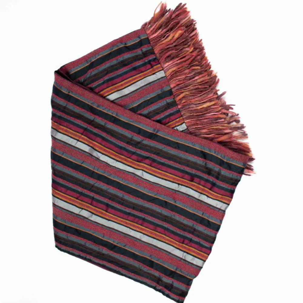 Vintage Etro silk striped patterned scarf with fringe trim in burgundy. A thread pull on the back side. SIZE & FIT Model: 165/XS Measurements:  32 x 134, trim: 8 Free shipping! Read the full description at our website majorunit.com No returns.. Accessoarer.