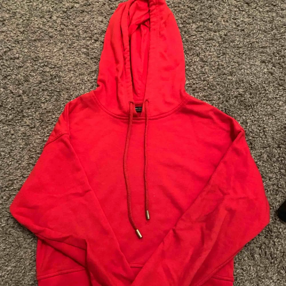 Röd hoodie från behrska i fint skick, lite koftare modell. Hoodies.